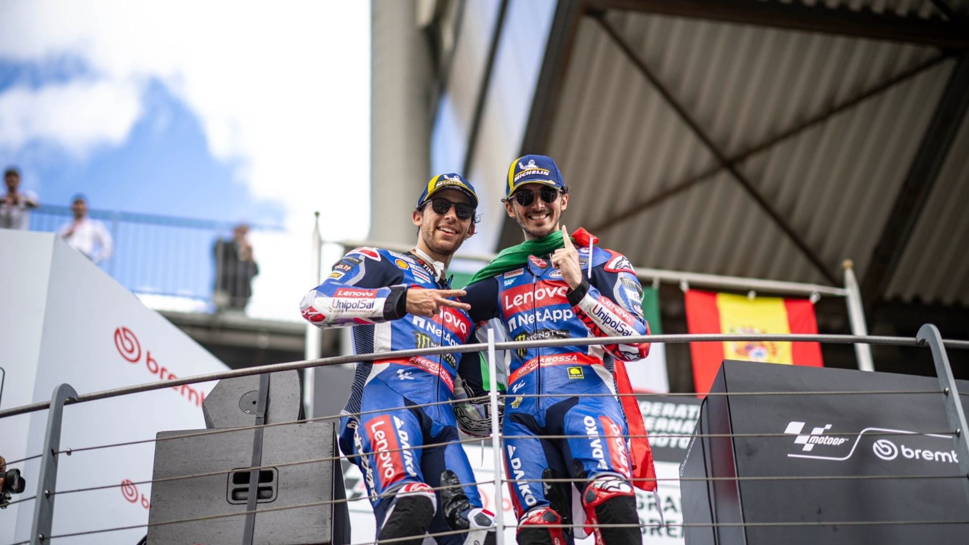 Zelfs een gridstraf van drie plaatsen kon Bagnaia er niet van weerhouden zijn thuisrace van 2024 te winnen