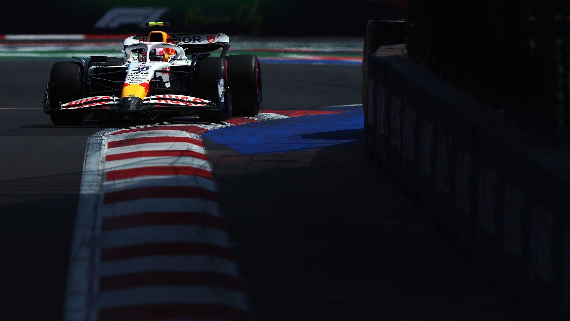 La FIA decide que Liam Lawson no tuvo la culpa del accidente con los comisarios en el GP de México