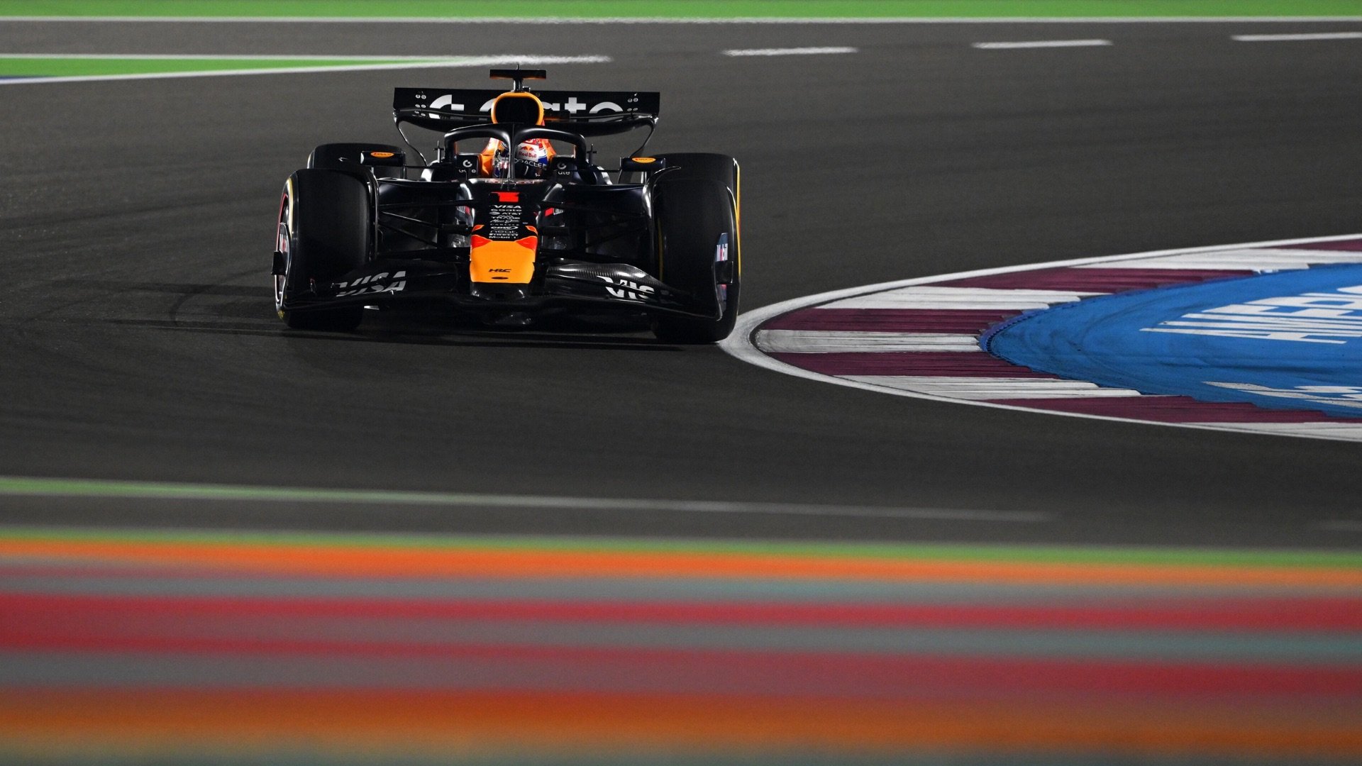 Max Verstappen remporte le GP du Qatar grâce à un choix stratégique judicieux