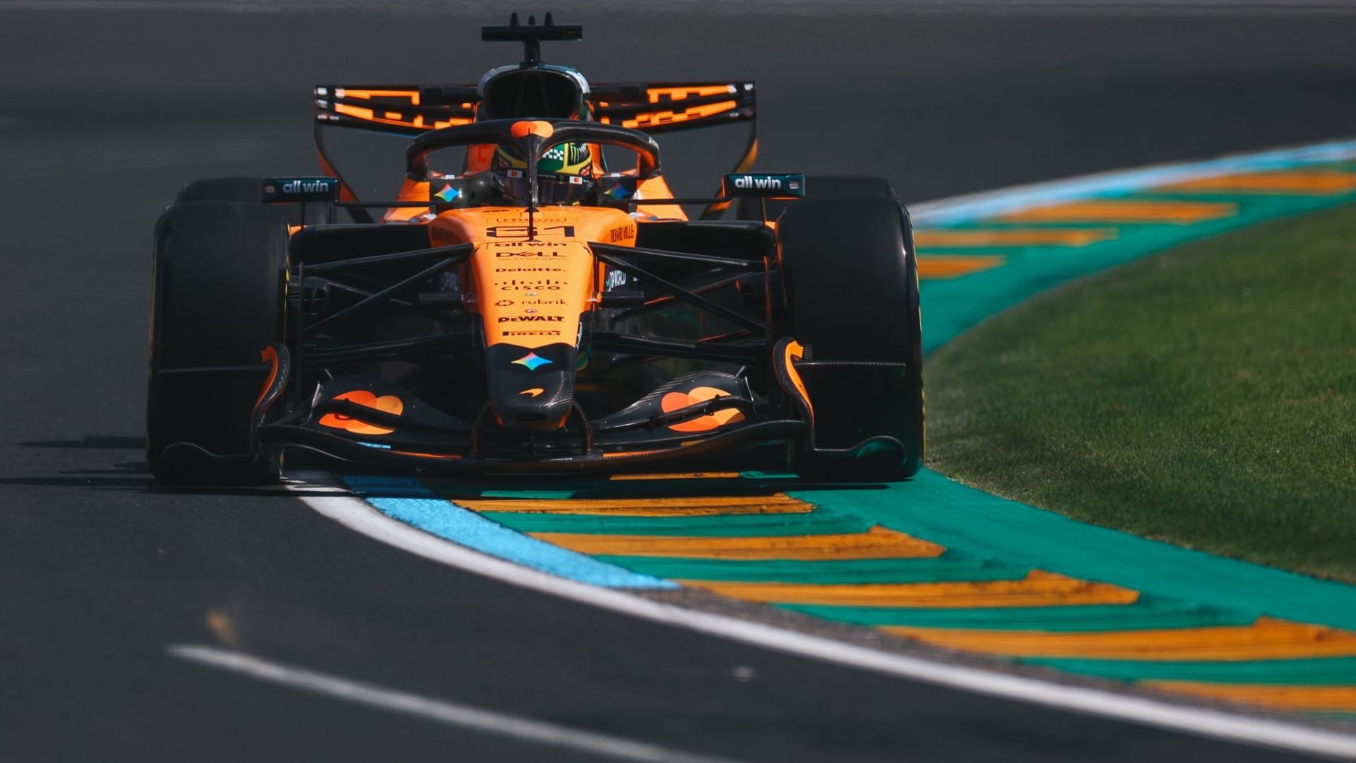 Oscar Piastri mène le peloton lors de la deuxième séance d'essais du GP d'Australie