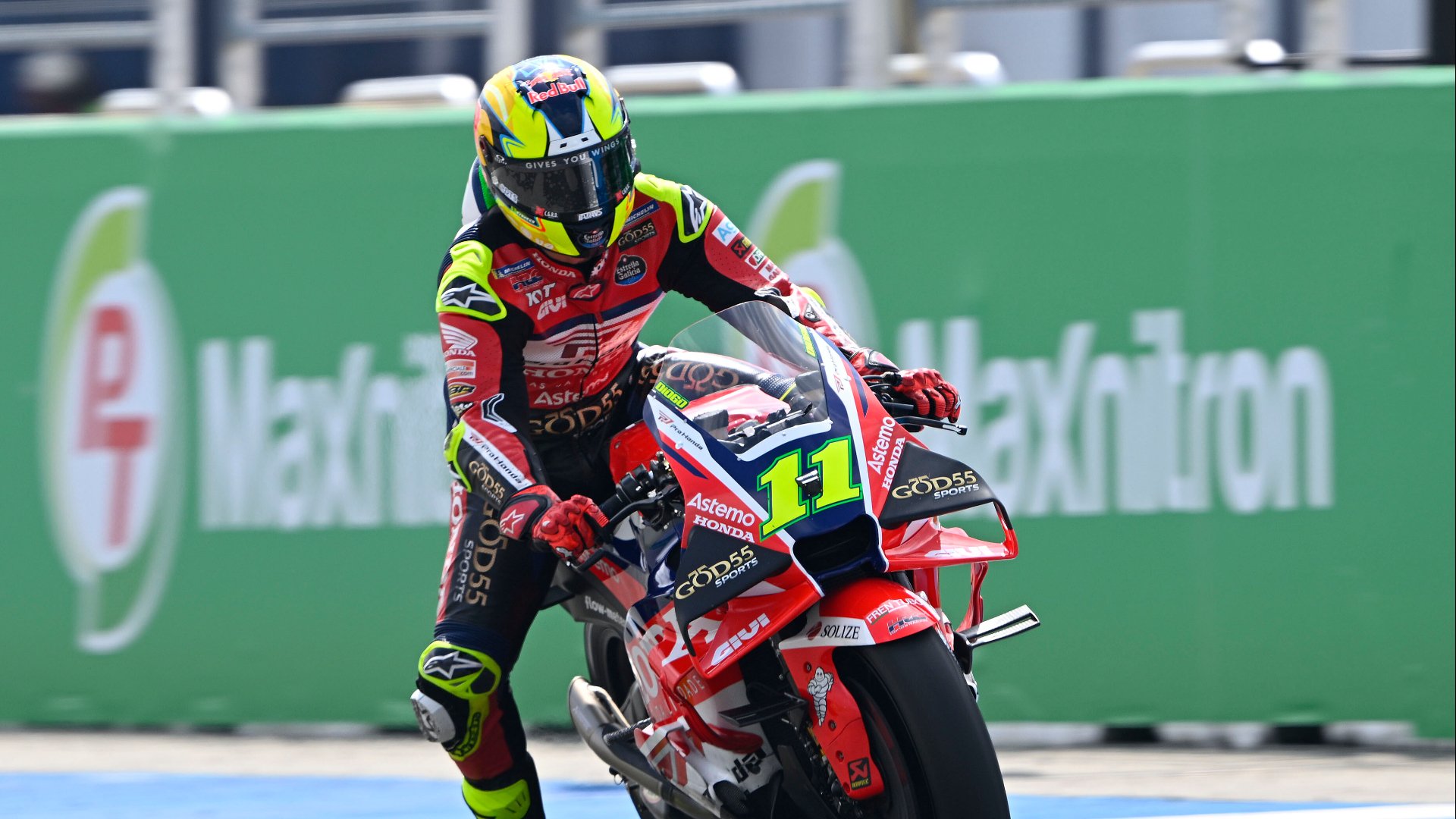 Diogo Moreira borrowed Marc Márquez’s gloves for his MotoGP debut