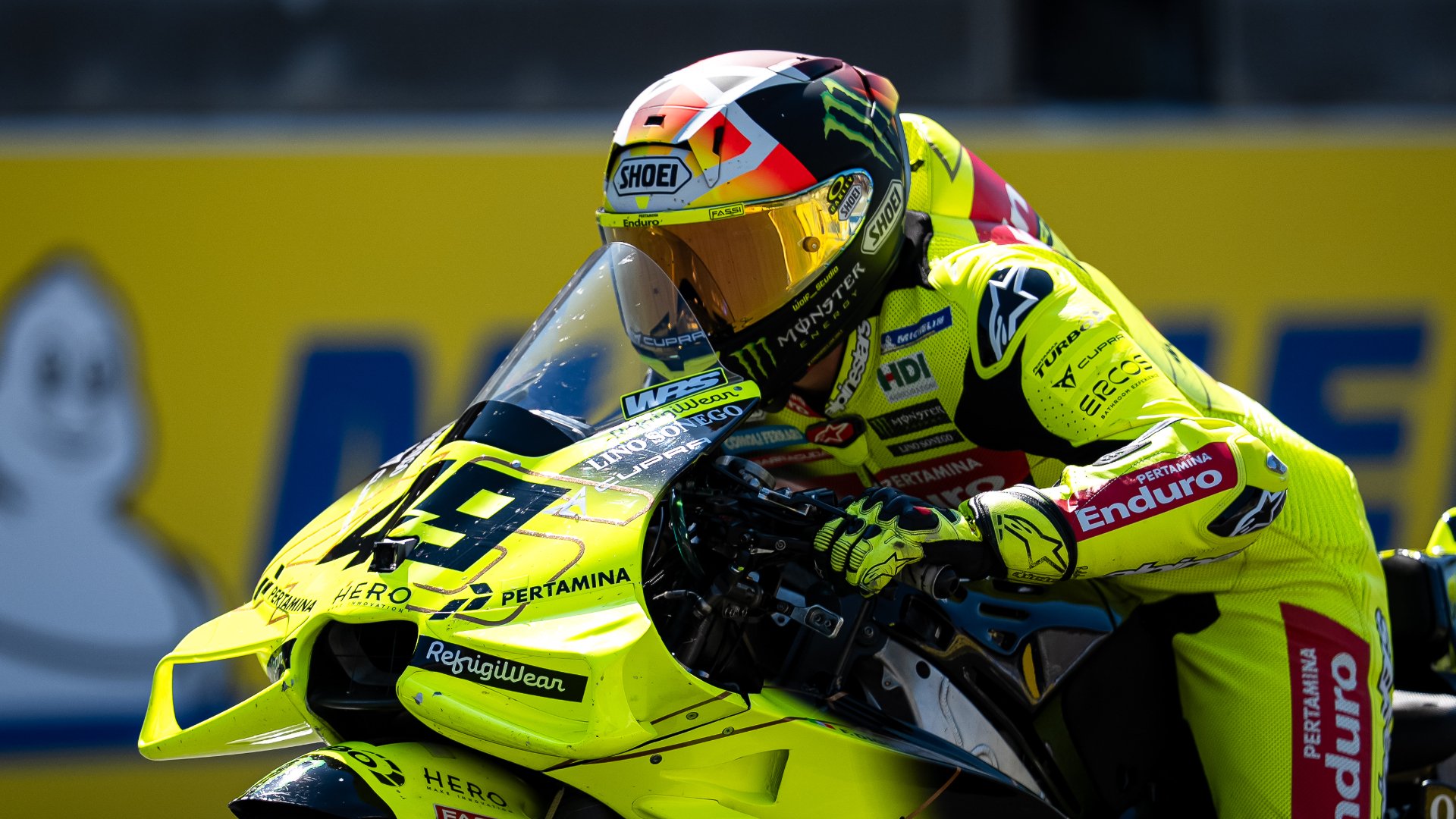 Fabio Di Giannantonio wird im Qualifying von einer bizarren Biene angegriffen