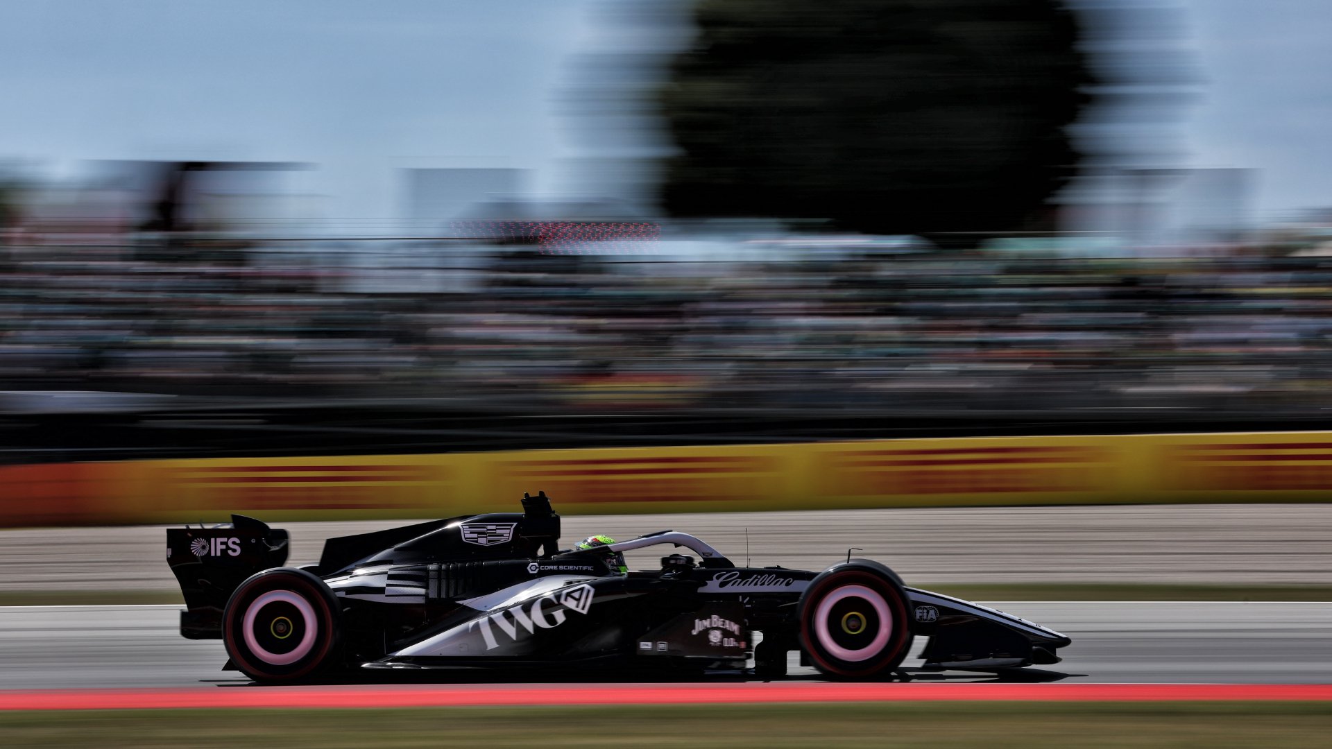 Vier teams zijn in Barcelona begonnen met het testen van Pirelli-banden